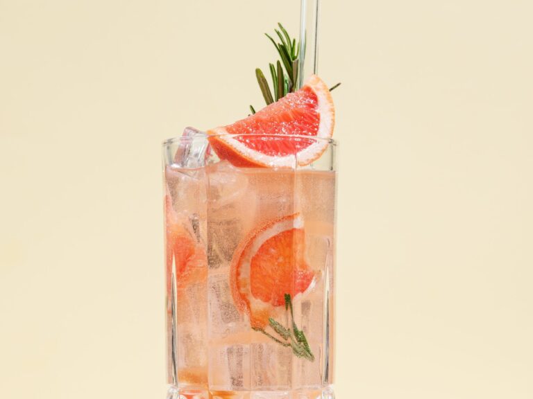 Alkoholfreier Spritz mit Grapefruit