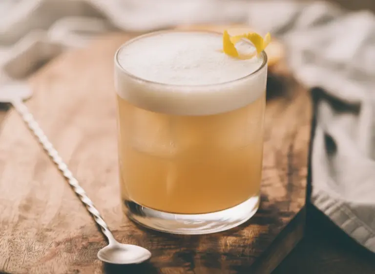 Alkoholfreier Whiskey Sour im Glas