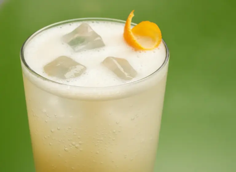 Amaretto Fizz im Glas