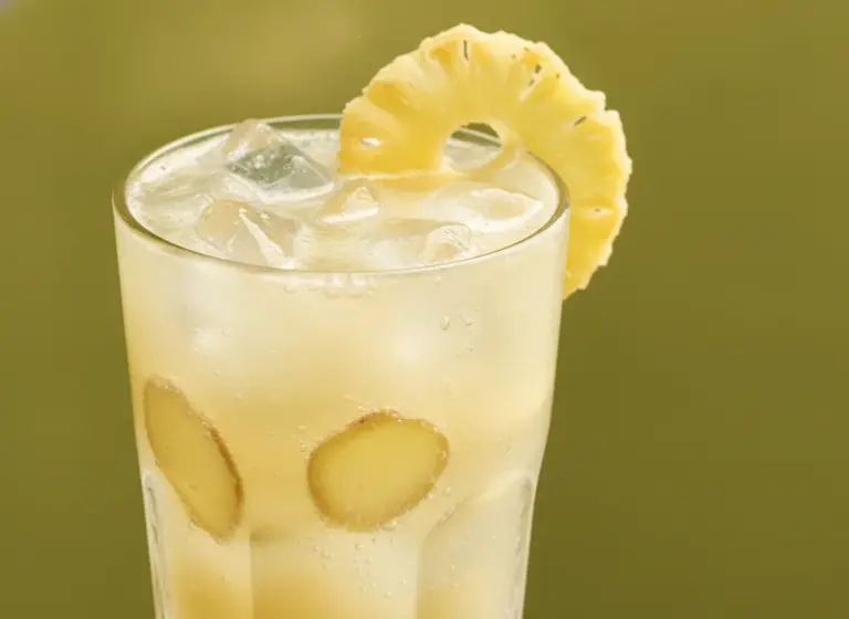 Ananas-Ingwer-Limonade im Glas