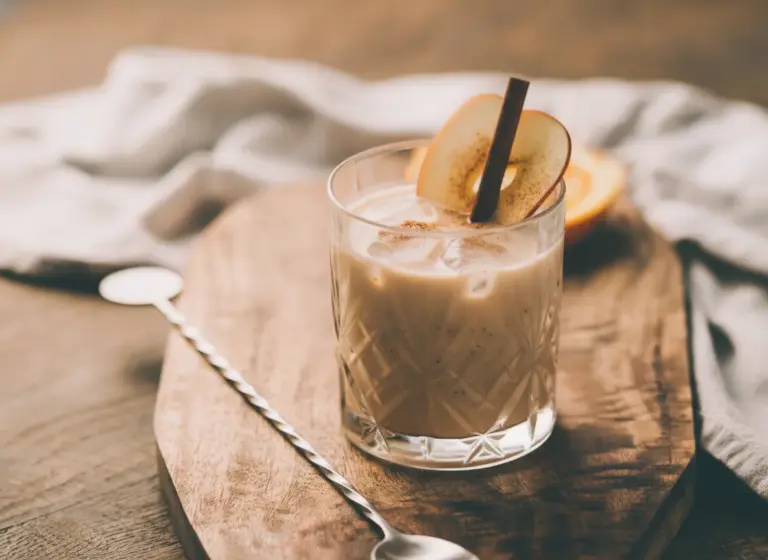 Apfel-Zimt-Haferdrink im Glas