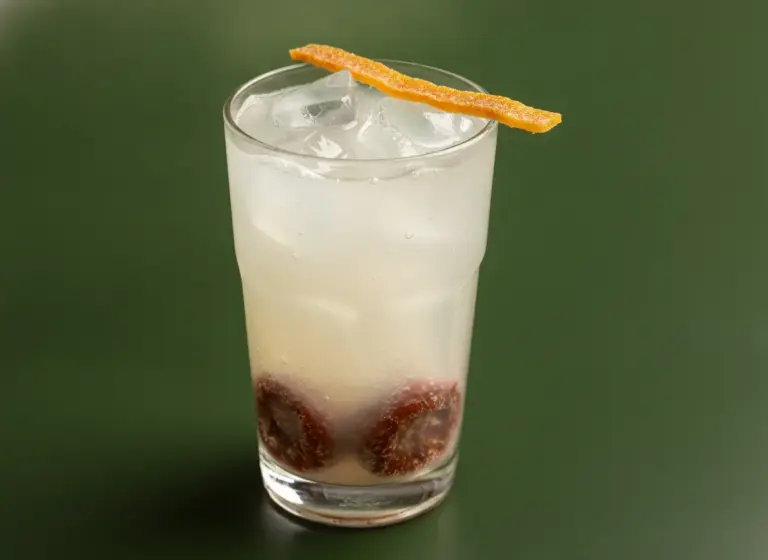 Baijiu mit gesalzener Pflaume (Suanmei-Baijiu-Highball) im Glas
