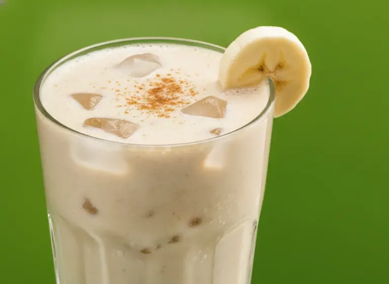 Bananen-Hafermilchshake im Glas