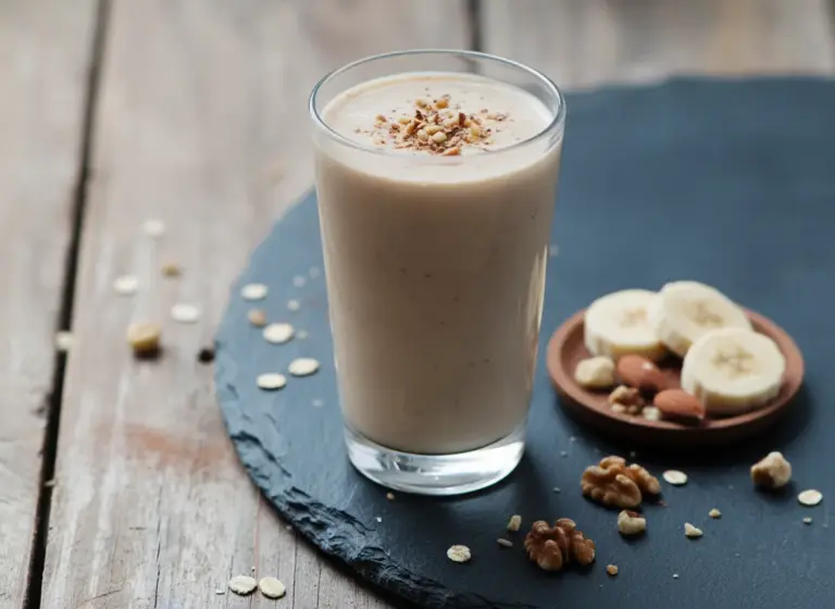 Bananen-Nuss-Haferdrink im Glas