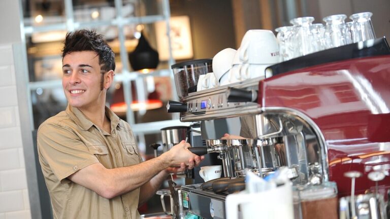 barista-was-ist-das — Anonoymous work for hire for CHI Polska / CC BY-SA 4.0 / Wikimedia Commons