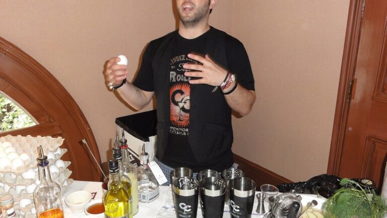 barkeeper-was-ist-das — Bart Everson / CC BY 2.0 / Wikimedia Commons
