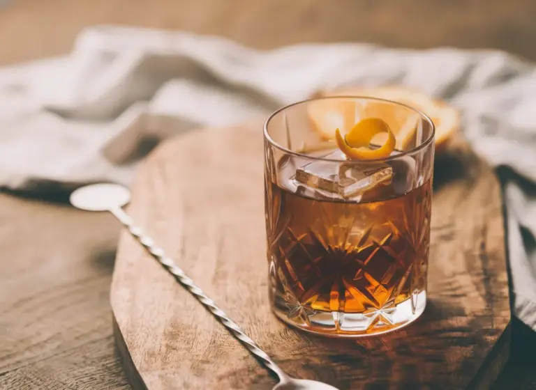 Barrel-Aged Gin Old Fashioned im Glas
