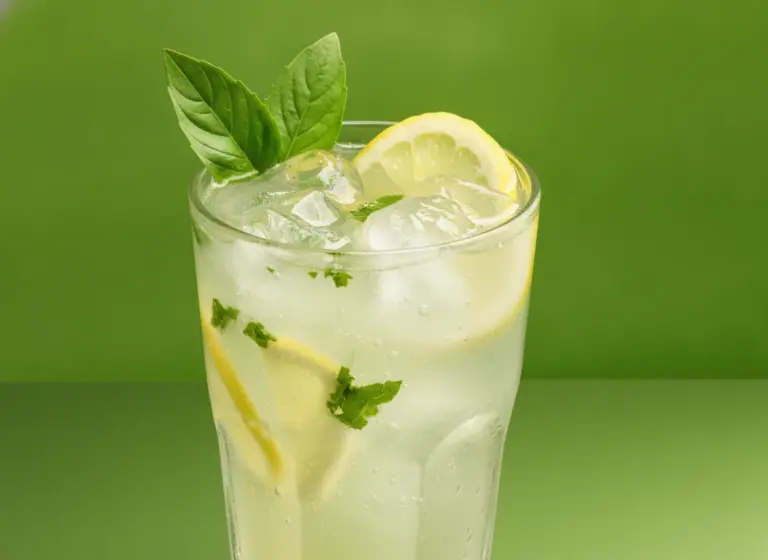 Basilikum-Zitronenlimonade im Glas