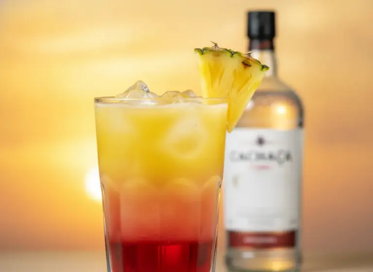 Batida Sunrise mit Ananas im Glas