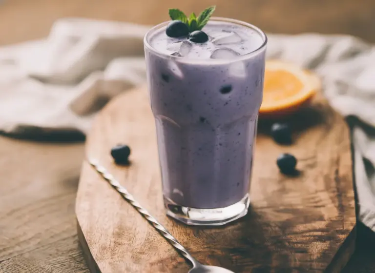 Blaubeer-Hafermilchshake im Glas