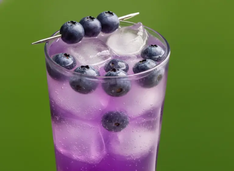 Blueberry Wodka Collins im Glas