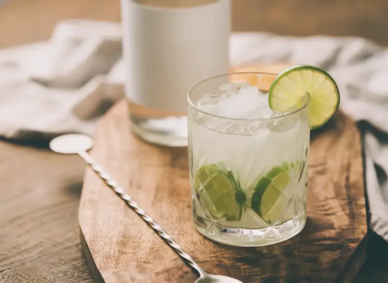 Caipirinha mit Cachaça im Glas