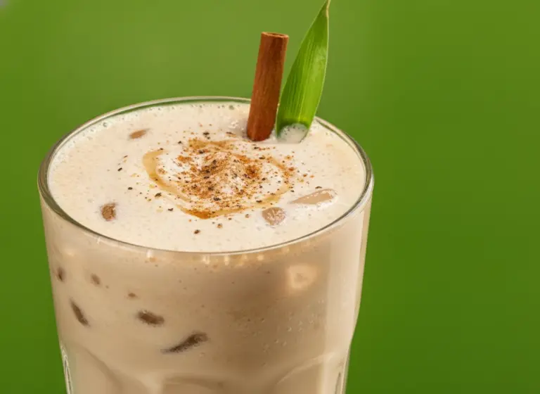 Chai-Hafermilchshake im Glas