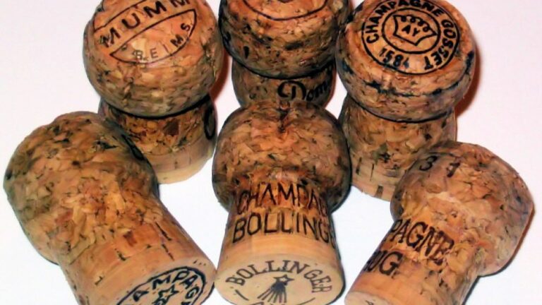 champagner-drinks-was-ist-das — Libation U.N. Limited / CC BY-SA 3.0 / Wikimedia Commons