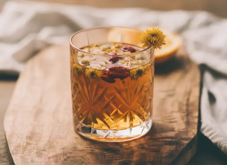 Chrysanthemen-Goji-Baijiu (Ju Hua Gouqi) im Glas