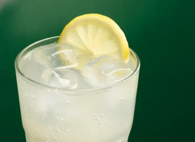Chu-Hi (Lemon Shochu Highball) im Glas