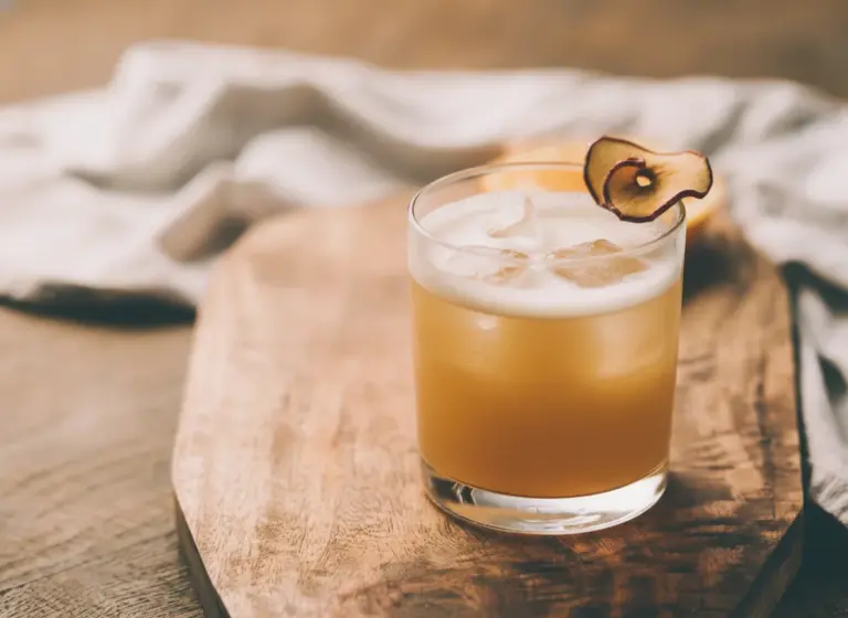 Cinnamon Apple Whiskey Sour im Glas