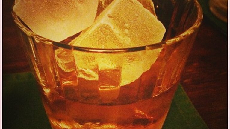 Cocktails mit Ahornlikör - Was ist das ? — farhad pocha / by via Openverse