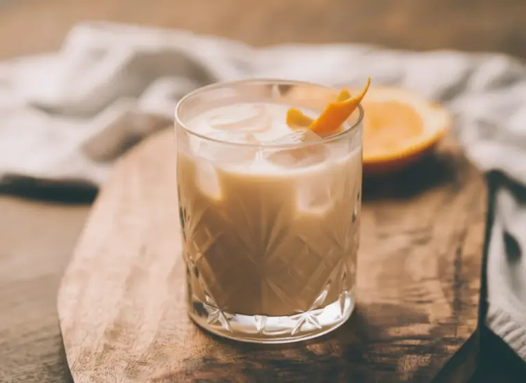 Cointreau Tropical mit Rum im Glas