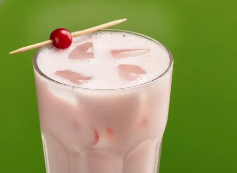 Cranberry-Buttermilch-Shake im Glas