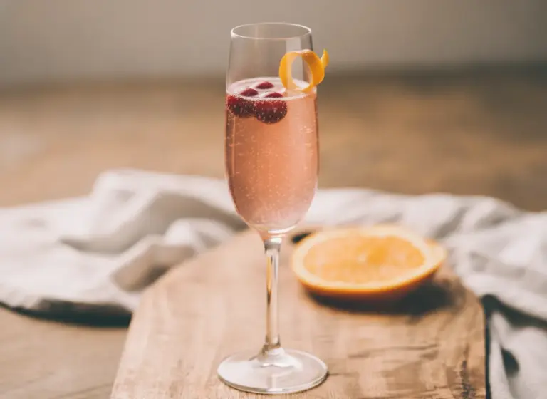 Cranberry-Mimosas im Glas