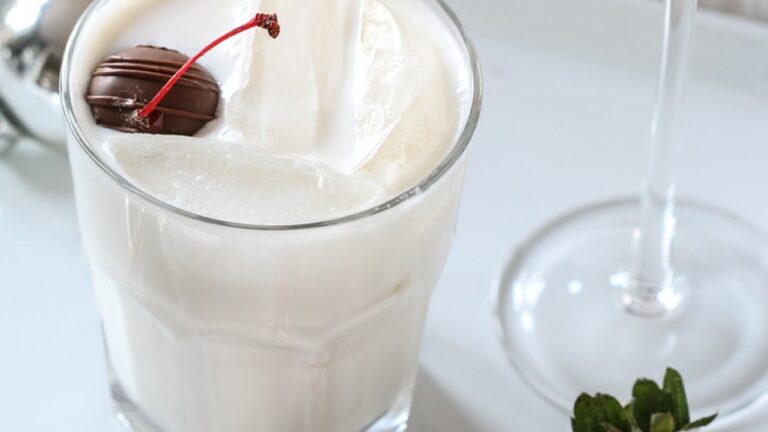 Crème de Noyaux - Was ist das ? — Berries.com / by via Openverse