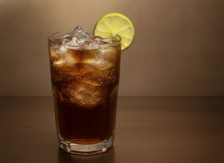 Cuba Libre mit braunem Rum im Glas