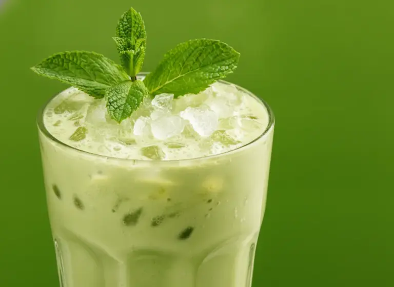 Eisgekühlter Matcha-Shake im Glas