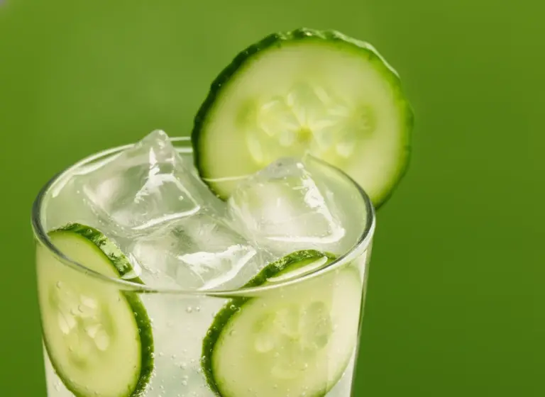 Elderflower & Cucumber Fizz im Glas