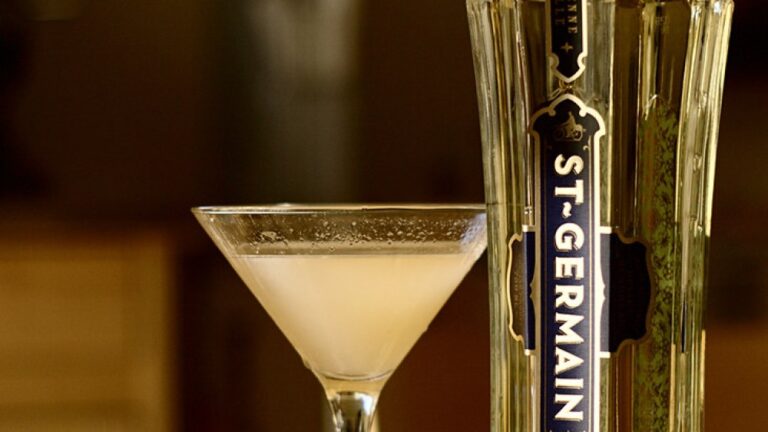Elderflower-Likör-Cocktails - Was ist das ? — mccun934 / by via Openverse