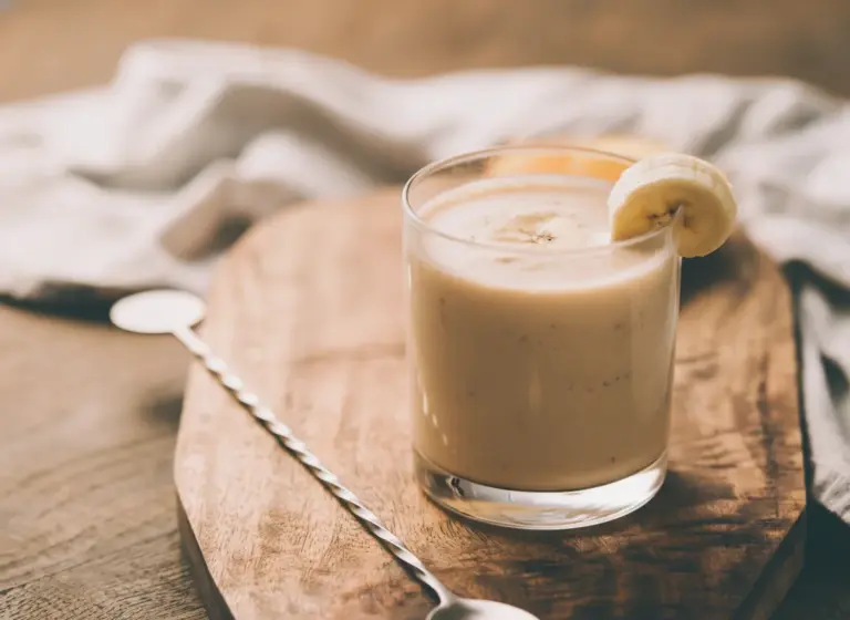 Erdnussbutter-Bananen-Sojadrink im Glas