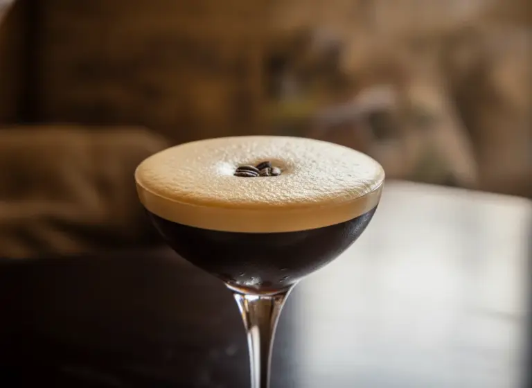 Espresso Martini mit Rum im Glas