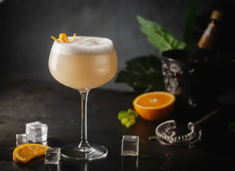Frisco Sour ohne Alkohol mit Aquafaba im Glas