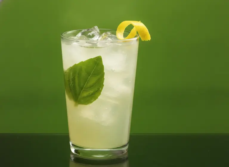 Gin Atomic im Glas