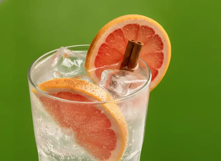 Gin & Tonic mit Zimt und Grapefruit im Glas