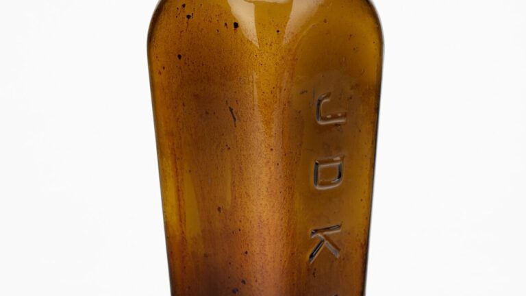 gin-was-ist-das — Auckland Museum Collections from Auckland, Aotearoa New Zealand / CC BY 2.0 / Wikimedia Commons