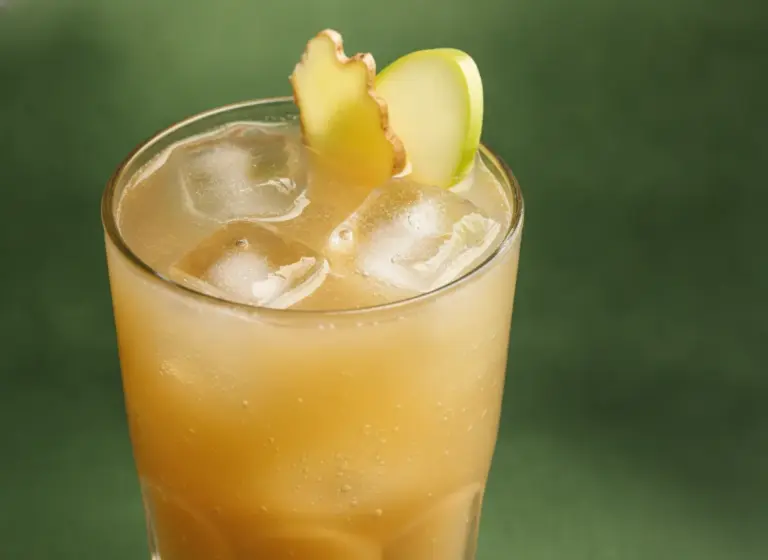 Ginger-Apfel-Mocktail im Glas