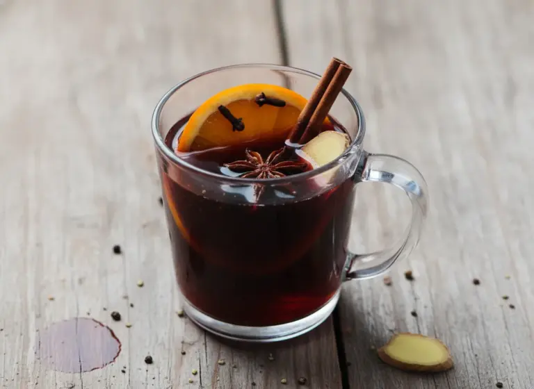 Glühwein mit Orange im Glas