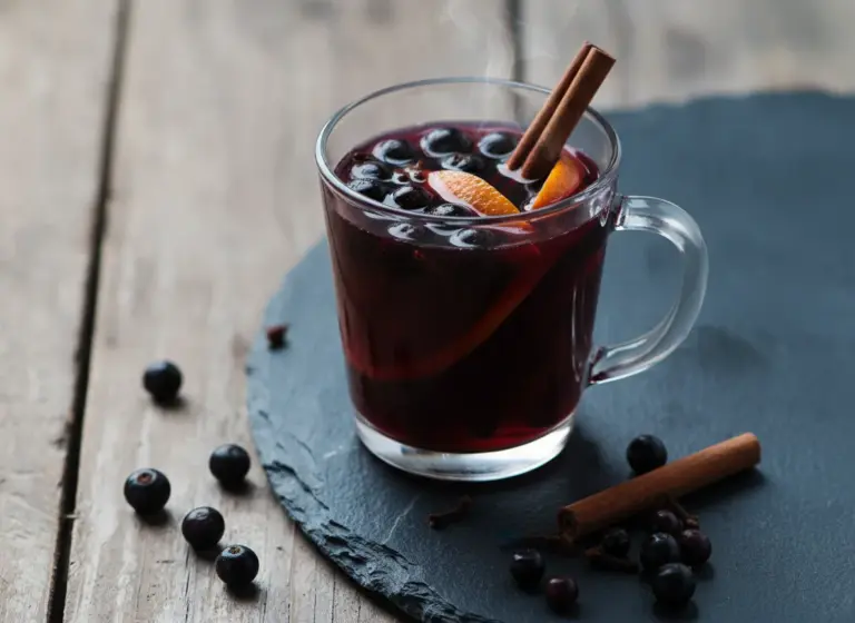 Glühwein mit schwarzen Johannisbeeren im Glas