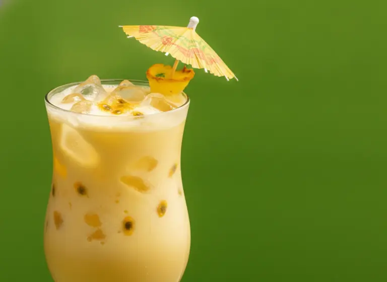 Golden Colada mit Maracuja im Glas