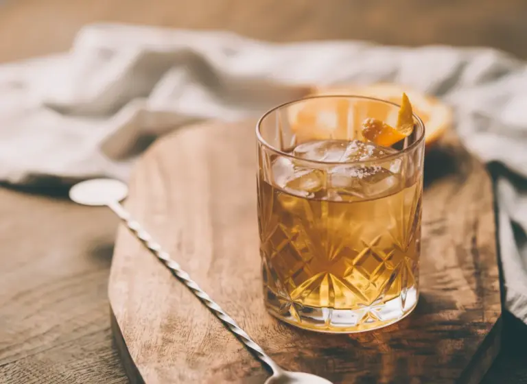 Golden Daze mit Orangenlikör im Glas