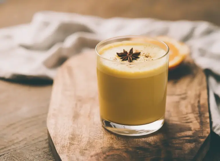 Goldene Milch Sojadrink im Glas
