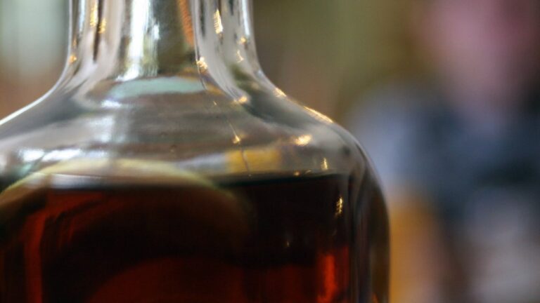 Goldener Rum - Was ist das ? — jenny downing / by via Openverse