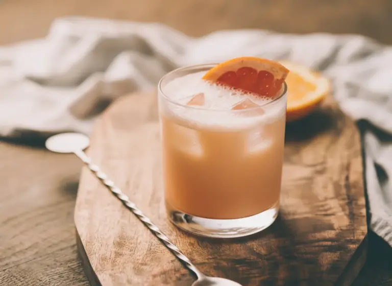 Grand Marnier Sour mit Grapefruit im Glas