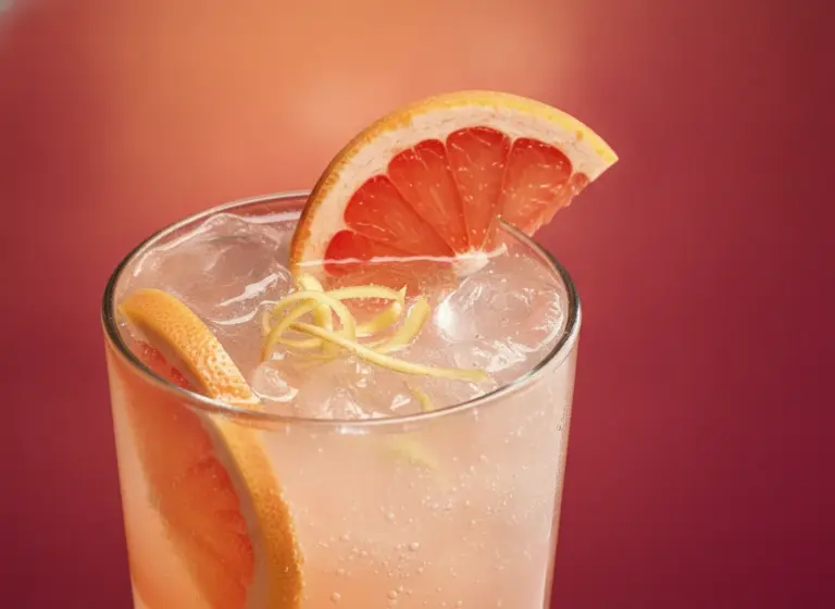 Grapefruit-Ingwer-Limonade im Glas