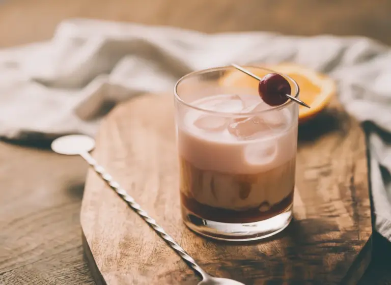 Grenadine-Milk mit Rum im Glas
