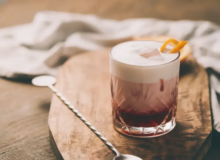 Grenadine-Milk mit Sahne im Glas