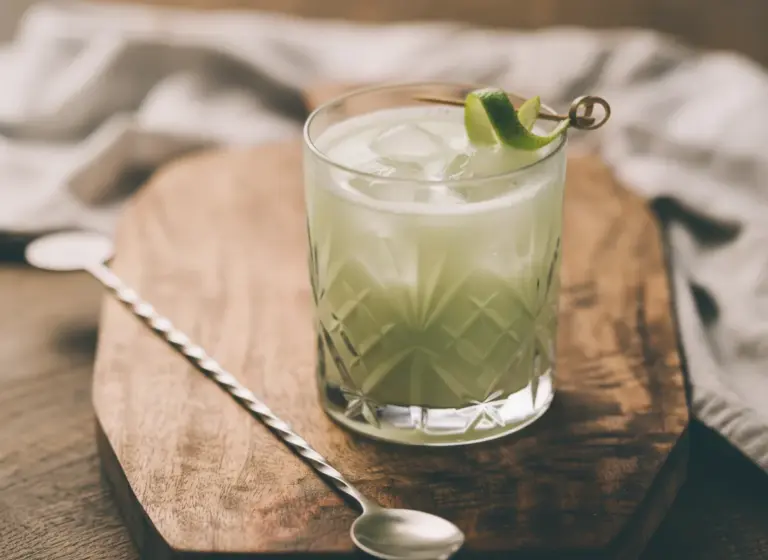 Grüner-Tee-Baijiu-Sour im Glas
