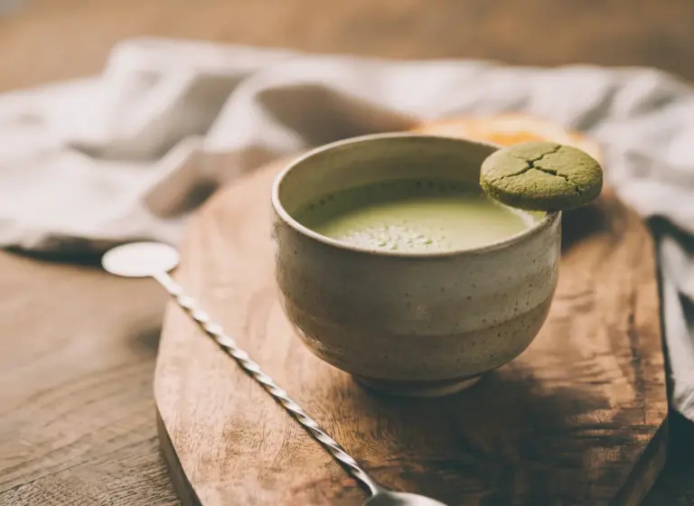 Grüner Tee Matcha-Sojadrink im Glas