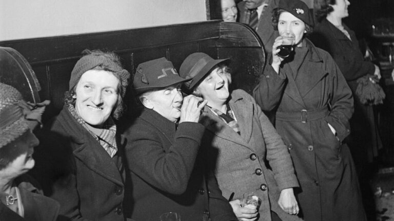 guinness-cocktails-was-ist-das — Ministry of Information Photo Division Photographer, Smith Jack / Public domain / Wikimedia Commons